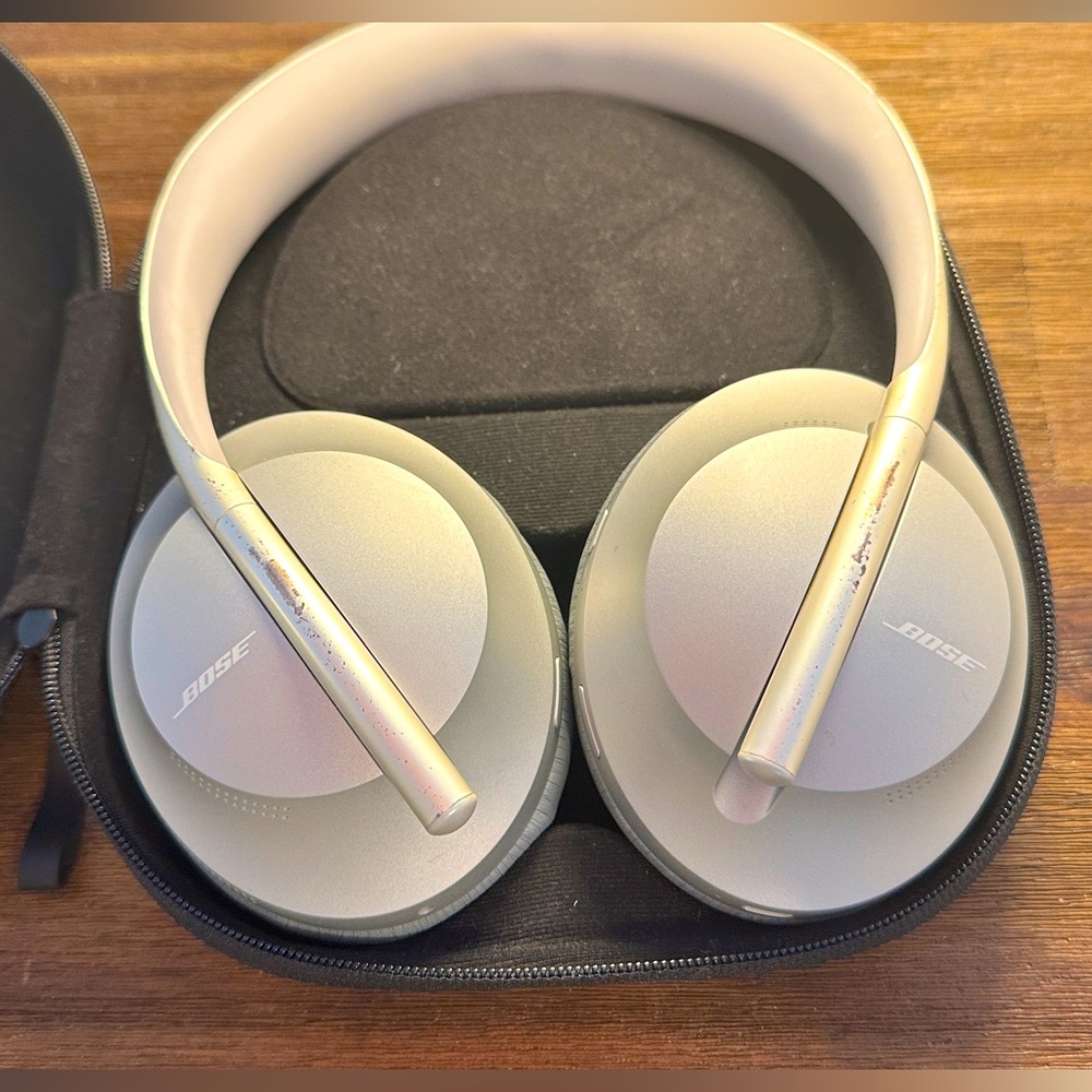 Used BOSE Sound Cancelling Headphones, slightly scuffed but work perfectly